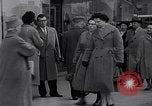 Immagine di Swastika graffiti a Colonia nel 1961 e 1935 nazista ebraico di boicottaggio busi Germania, 1961, secondo 9 filmato di repertorio 65675039876