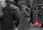 Immagine di Swastika graffiti a Colonia nel 1961 e 1935 nazista ebraico di boicottaggio busi Germania, 1961, secondo 10 filmato di repertorio 65675039876