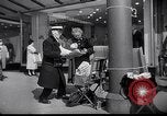 Immagine di Swastika graffiti a Colonia nel 1961 e 1935 nazista ebraico di boicottaggio busi Germania, 1961, secondo 14 filmato di repertorio 65675039876