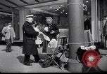 Immagine di Swastika graffiti a Colonia nel 1961 e 1935 nazista ebraico di boicottaggio busi Germania, 1961, secondo 15 filmato di repertorio 65675039876
