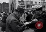 Immagine di Swastika graffiti a Colonia nel 1961 e 1935 nazista ebraico di boicottaggio busi Germania, 1961, secondo 20 filmato di repertorio 65675039876