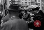 Immagine di Swastika graffiti a Colonia nel 1961 e 1935 nazista ebraico di boicottaggio busi Germania, 1961, secondo 21 filmato di repertorio 65675039876