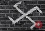 Immagine di Swastika graffiti a Colonia nel 1961 e 1935 nazista ebraico di boicottaggio busi Germania, 1961, secondo 31 filmato di repertorio 65675039876