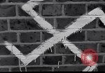 Immagine di Swastika graffiti a Colonia nel 1961 e 1935 nazista ebraico di boicottaggio busi Germania, 1961, secondo 32 filmato di repertorio 65675039876