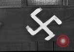 Immagine di Swastika graffiti a Colonia nel 1961 e 1935 nazista ebraico di boicottaggio busi Germania, 1961, secondo 39 filmato di repertorio 65675039876