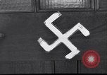 Immagine di Swastika graffiti a Colonia nel 1961 e 1935 nazista ebraico di boicottaggio busi Germania, 1961, secondo 40 filmato di repertorio 65675039876