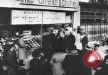 Immagine di Swastika graffiti a Colonia nel 1961 e 1935 nazista ebraico di boicottaggio busi Germania, 1961, secondo 47 filmato di repertorio 65675039876