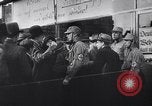 Immagine di Swastika graffiti a Colonia nel 1961 e 1935 nazista ebraico di boicottaggio busi Germania, 1961, secondo 48 filmato di repertorio 65675039876