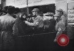 Immagine di Swastika graffiti a Colonia nel 1961 e 1935 nazista ebraico di boicottaggio busi Germania, 1961, secondo 49 filmato di repertorio 65675039876