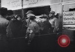 Immagine di Swastika graffiti a Colonia nel 1961 e 1935 nazista ebraico di boicottaggio busi Germania, 1961, secondo 50 filmato di repertorio 65675039876