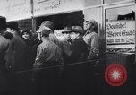 Immagine di Swastika graffiti a Colonia nel 1961 e 1935 nazista ebraico di boicottaggio busi Germania, 1961, secondo 51 filmato di repertorio 65675039876