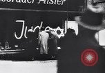 Immagine di Swastika graffiti a Colonia nel 1961 e 1935 nazista ebraico di boicottaggio busi Germania, 1961, secondo 52 filmato di repertorio 65675039876