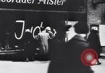 Immagine di Swastika graffiti a Colonia nel 1961 e 1935 nazista ebraico di boicottaggio busi Germania, 1961, secondo 53 filmato di repertorio 65675039876