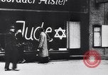 Immagine di Swastika graffiti a Colonia nel 1961 e 1935 nazista ebraico di boicottaggio busi Germania, 1961, secondo 54 filmato di repertorio 65675039876
