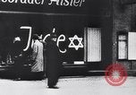Immagine di Swastika graffiti a Colonia nel 1961 e 1935 nazista ebraico di boicottaggio busi Germania, 1961, secondo 55 filmato di repertorio 65675039876