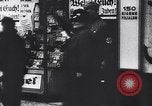Immagine di Swastika graffiti a Colonia nel 1961 e 1935 nazista ebraico di boicottaggio busi Germania, 1961, secondo 56 filmato di repertorio 65675039876