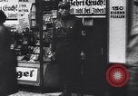 Immagine di Swastika graffiti a Colonia nel 1961 e 1935 nazista ebraico di boicottaggio busi Germania, 1961, secondo 57 filmato di repertorio 65675039876