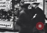 Immagine di Swastika graffiti a Colonia nel 1961 e 1935 nazista ebraico di boicottaggio busi Germania, 1961, secondo 58 filmato di repertorio 65675039876