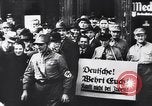 Immagine di Swastika graffiti a Colonia nel 1961 e 1935 nazista ebraico di boicottaggio busi Germania, 1961, secondo 61 filmato di repertorio 65675039876