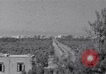 Immagine di White ONU van visualizzando una bandiera bianca Tripoli in Libia, 1962, secondo 4 filmato di repertorio 65675039879