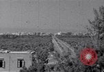 Immagine di White ONU van visualizzando una bandiera bianca Tripoli in Libia, 1962, secondo 5 filmato di repertorio 65675039879