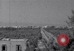 Immagine di White ONU van visualizzando una bandiera bianca Tripoli in Libia, 1962, secondo 8 filmato di repertorio 65675039879