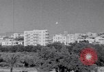 Immagine di White ONU van visualizzando una bandiera bianca Tripoli in Libia, 1962, secondo 10 filmato di repertorio 65675039879