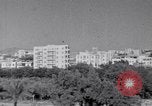 Immagine di White ONU van visualizzando una bandiera bianca Tripoli in Libia, 1962, secondo 12 filmato di repertorio 65675039879