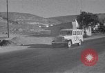 Immagine di White ONU van visualizzando una bandiera bianca Tripoli in Libia, 1962, secondo 25 filmato di repertorio 65675039879