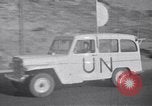 Immagine di White ONU van visualizzando una bandiera bianca Tripoli in Libia, 1962, secondo 26 filmato di repertorio 65675039879