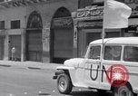 Immagine di White ONU van visualizzando una bandiera bianca Tripoli in Libia, 1962, secondo 33 filmato di repertorio 65675039879