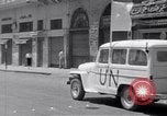 Immagine di White ONU van visualizzando una bandiera bianca Tripoli in Libia, 1962, secondo 34 filmato di repertorio 65675039879