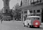 Immagine di White ONU van visualizzando una bandiera bianca Tripoli in Libia, 1962, secondo 36 filmato di repertorio 65675039879