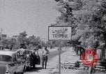 Immagine di White ONU van visualizzando una bandiera bianca Tripoli in Libia, 1962, secondo 40 filmato di repertorio 65675039879