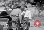 Immagine di White ONU van visualizzando una bandiera bianca Tripoli in Libia, 1962, secondo 46 filmato di repertorio 65675039879