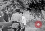 Immagine di White ONU van visualizzando una bandiera bianca Tripoli in Libia, 1962, secondo 47 filmato di repertorio 65675039879