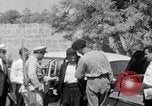 Immagine di White ONU van visualizzando una bandiera bianca Tripoli in Libia, 1962, secondo 55 filmato di repertorio 65675039879