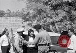 Immagine di White ONU van visualizzando una bandiera bianca Tripoli in Libia, 1962, secondo 58 filmato di repertorio 65675039879