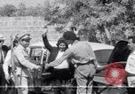 Immagine di White ONU van visualizzando una bandiera bianca Tripoli in Libia, 1962, secondo 60 filmato di repertorio 65675039879