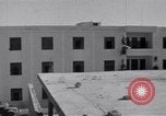 Immagine di White ONU van visualizzando una bandiera bianca Tripoli in Libia, 1962, secondo 61 filmato di repertorio 65675039879