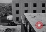 Immagine di White ONU van visualizzando una bandiera bianca Tripoli in Libia, 1962, secondo 62 filmato di repertorio 65675039879
