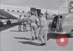 Standbild Krankenwagen transportiert Patienten Flugplatz Guatemala, 1954, aus Sekunde 16 historischem Filmmaterial Videoclip 65675039889