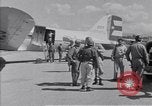 Standbild Krankenwagen transportiert Patienten Flugplatz Guatemala, 1954, aus Sekunde 20 historischem Filmmaterial Videoclip 65675039889