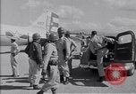 Standbild Krankenwagen transportiert Patienten Flugplatz Guatemala, 1954, aus Sekunde 25 historischem Filmmaterial Videoclip 65675039889