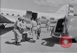Standbild Krankenwagen transportiert Patienten Flugplatz Guatemala, 1954, aus Sekunde 33 historischem Filmmaterial Videoclip 65675039889