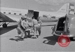 Standbild Krankenwagen transportiert Patienten Flugplatz Guatemala, 1954, aus Sekunde 34 historischem Filmmaterial Videoclip 65675039889