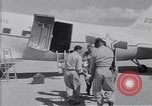 Standbild Krankenwagen transportiert Patienten Flugplatz Guatemala, 1954, aus Sekunde 35 historischem Filmmaterial Videoclip 65675039889