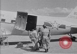 Standbild Krankenwagen transportiert Patienten Flugplatz Guatemala, 1954, aus Sekunde 38 historischem Filmmaterial Videoclip 65675039889