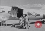 Standbild Krankenwagen transportiert Patienten Flugplatz Guatemala, 1954, aus Sekunde 39 historischem Filmmaterial Videoclip 65675039889