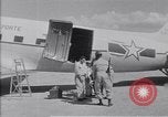 Standbild Krankenwagen transportiert Patienten Flugplatz Guatemala, 1954, aus Sekunde 40 historischem Filmmaterial Videoclip 65675039889